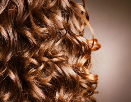 Le migliori acconciature per capelli ricci corti e lunghi