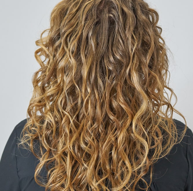 Plopping per capelli ricci e mossi: un metodo di asciugatura alternativo al phon