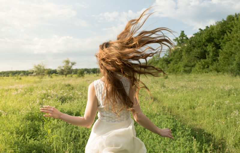 La primavera è in arrivo: come reagiscono i capelli al cambio di stagione?