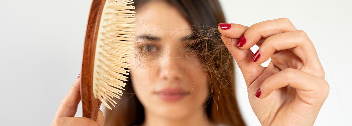 Ragazza che perde capelli