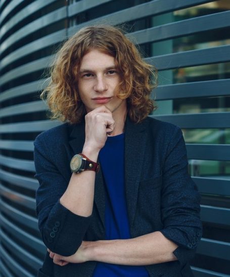 Taglio per capelli medio lunghi mossi uomo